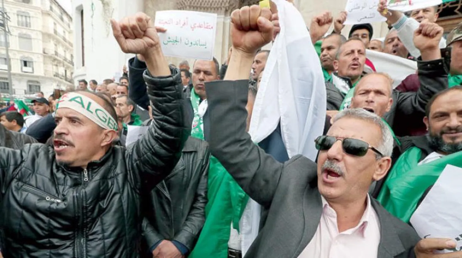 بازنشستگان ارتش پنجشنبه در پایتخت الجزایر خواستار برکناری کل ارکان حاکمیت بوتفلیقه شدند