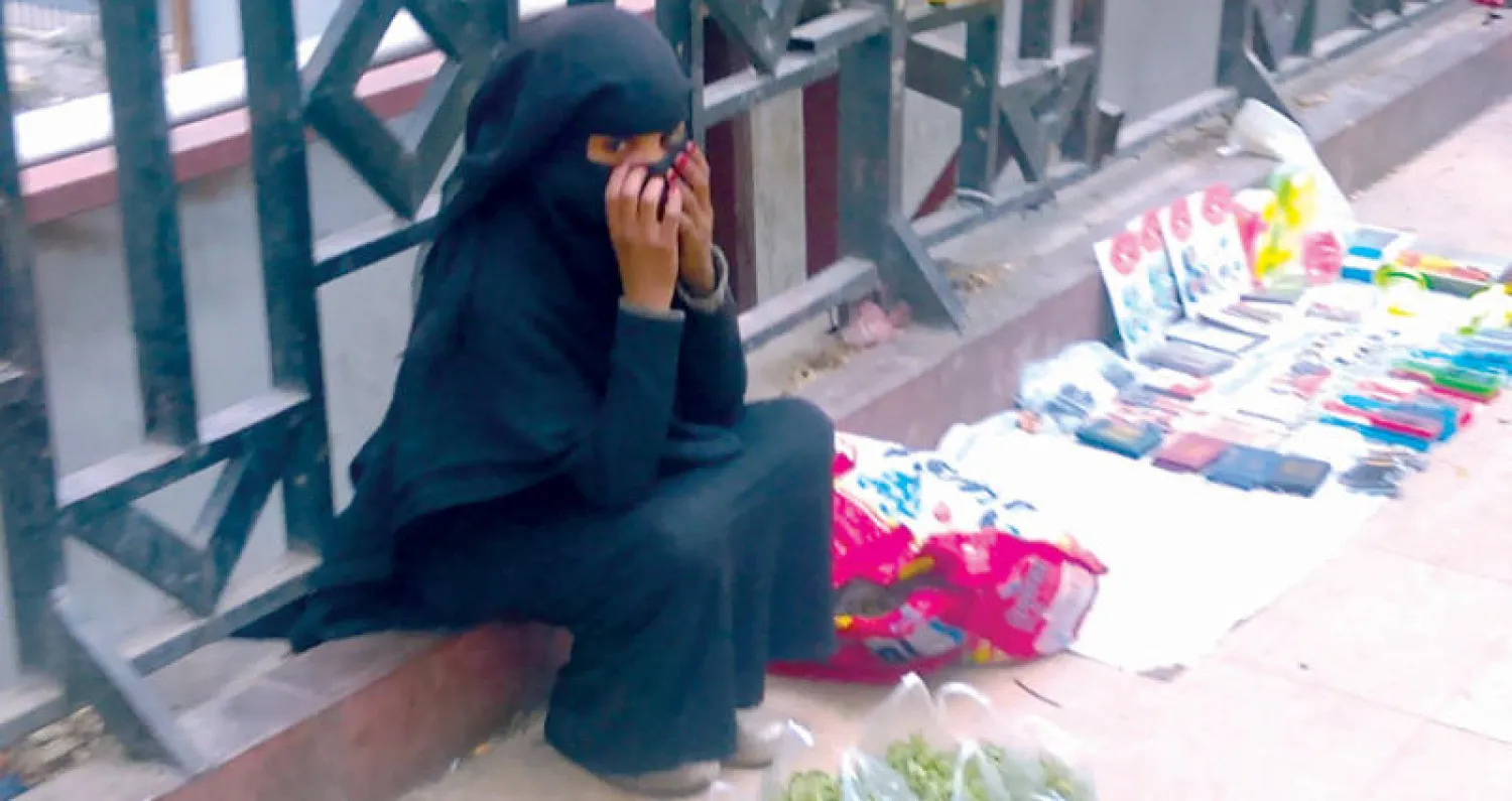 طفلة يمنية تبيع في أحد شوارع صنعاء (الشرق الأوسط)