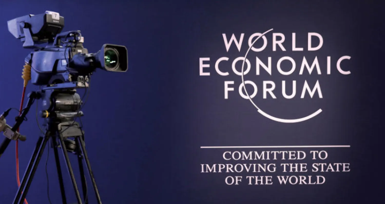 شعار المنتدى في مكان انعقاده بالبحر الميت أمس (إ.ب.أ)