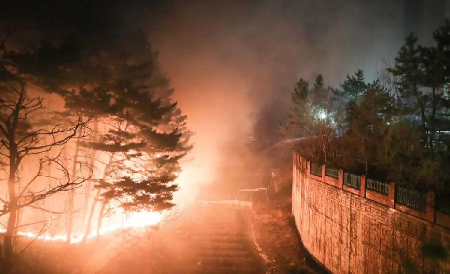 الحرائق اجتاحت 5 مدن ومقاطعات على طول الساحل الشمالي الشرقي من البلاد (أ.ف.ب)