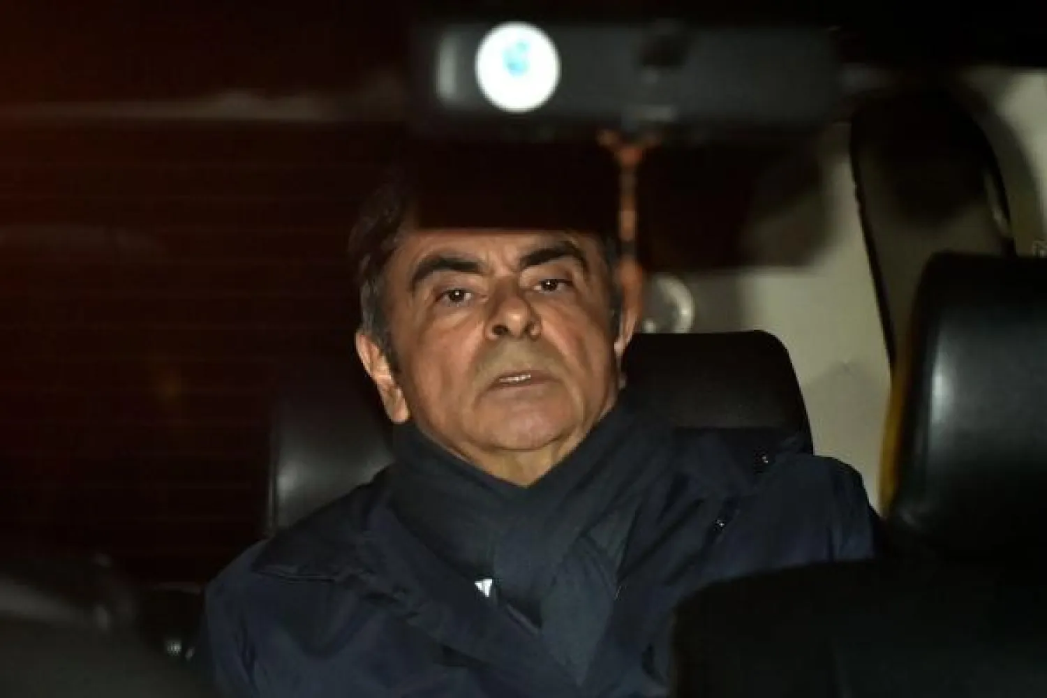 كارلوس غصن مغادراً مكتب محاميه في طوكيو مطلع الشهر الحالي (ا.ف.ب)