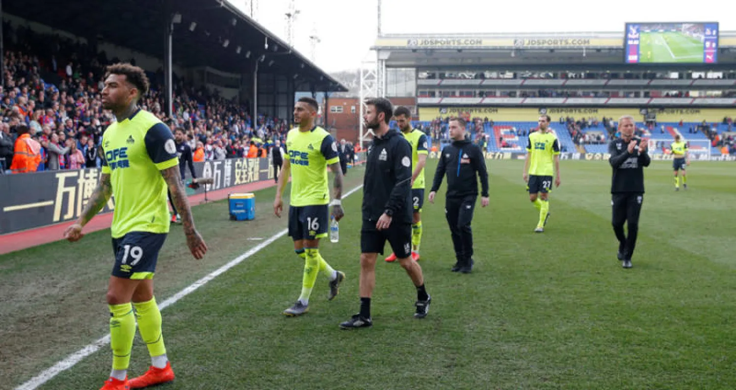 هيدرسفيلد يودع الأضواء إلى «دوري المظاليم» (رويترز)
