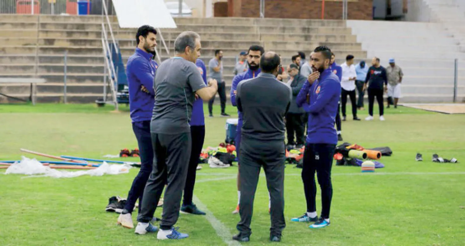 لاسارتي مدرب الأهلي موجهاً لاعبيه خلال التحضيرات الأخيرة لمواجهة صن داونز (الشرق الأوسط)