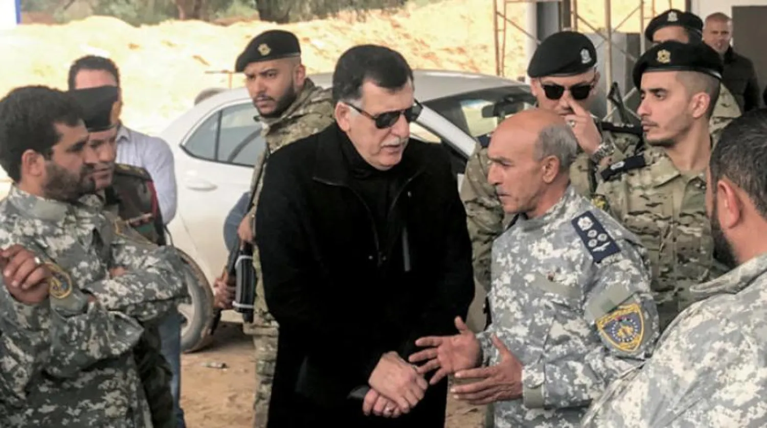 Fayiz es-Serrac, 5 Nisan’da Trablus ve Zaviye arasındaki Cenzur bölgesinde silahlı birlikleri ziyaret etti (AFP)