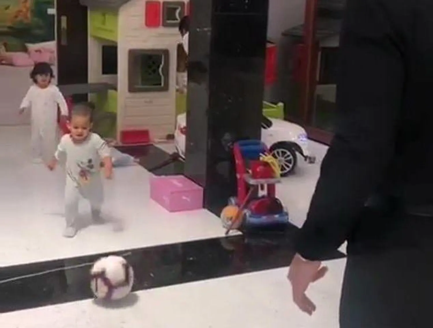 ماتيو نجل كريستيانو يركل الكرة (ديلي ميل)