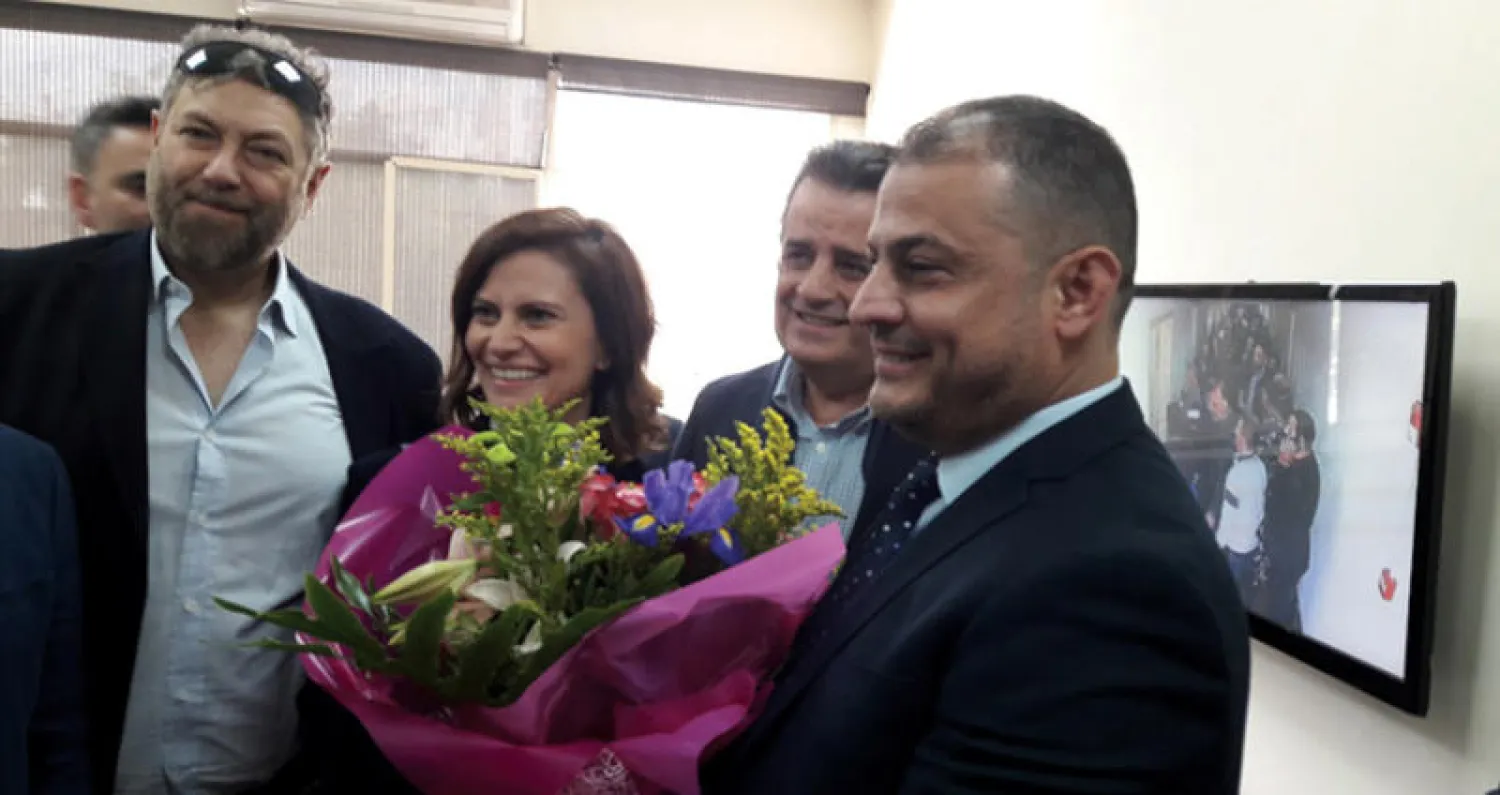 الوزيرة البستاني خلال زيارتها مقر مؤسسة كهرباء لبنان في جونية أمس (الوكالة الوطنية للإعلام)