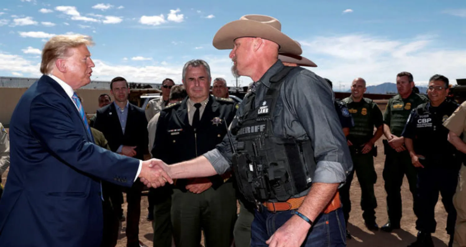 زار الرئيس ترمب الجمعة مركزاً حدودياً في ولاية كاليفورنيا للقاء عناصر حرس الحدود والمسؤولين المحليين الذين يتفقون مع تقييمه أن هناك أزمة على الحدود مع جارته الجنوبية المكسيك (رويترز)