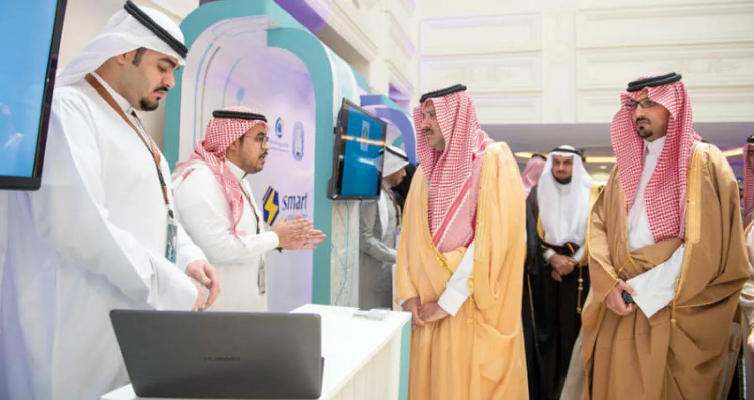 الأمير فيصل بن سلمان يستمع لشرح من الشباب عن مشاريعهم خلال تجوله في المعرض المصاحب للمسابقة في جامعة طيبة (الشرق الأوسط)