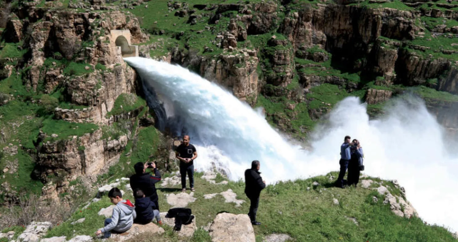 مواطنون يلتقطون صوراً قرب سد دوكان في محافظة السليمانية بإقليم كردستان العراق الخميس الماضي (رويترز)
