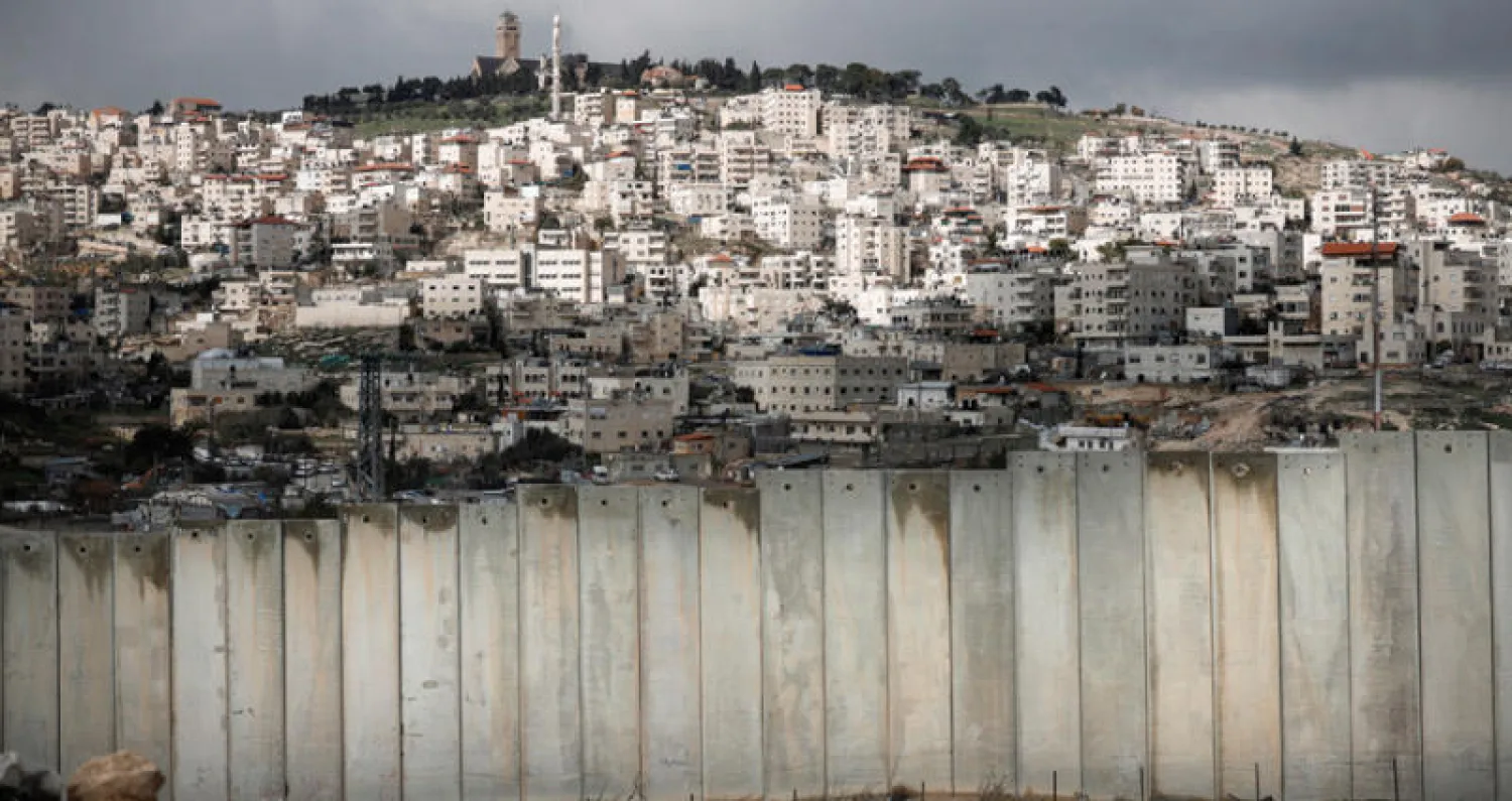 -	الجدار الإسرائيلي العازل عند بلدة العيزرية في الضفة الغربية (أ. ف. ب)