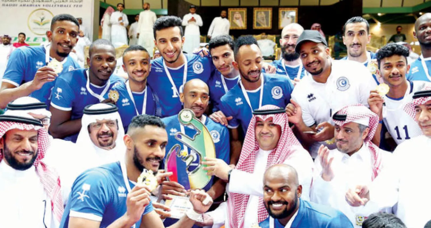 لاعبو فريق الطائرة الهلالي خلال تتويجهم بلقب الدوري (الشرق الأوسط)