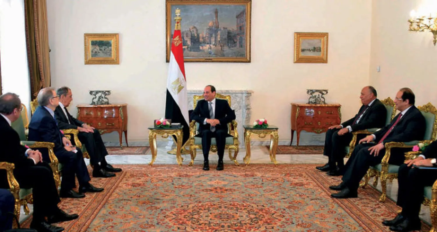 الرئيس المصري عبد الفتاح  السيسي لدى استقباله وزير الخارجية الروسي سيرغي لافروف في القاهرة أمس (أ.ف.ب)