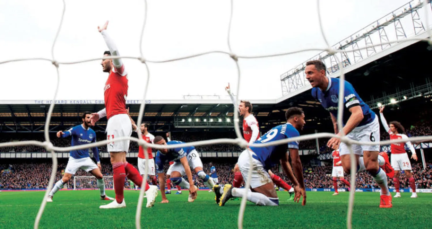 جاغيلكا قائد إيفرتون (يمين) يحتفل بتسجيل هدفه في مرمى آرسنال (إ.ب.أ)