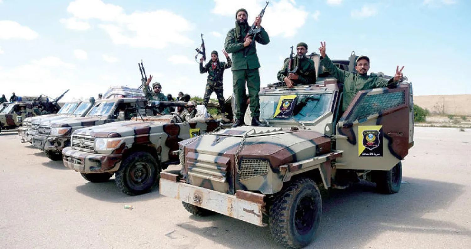 عناصر من الجيش الوطني الليبي تستعد للانطلاق في اتجاه طرابلس أمس (رويترز)