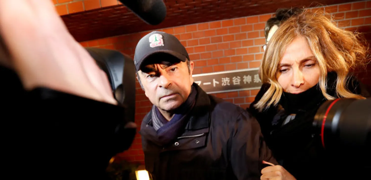 كارلوس غصن رفقة زوجته كارول (رويترز)