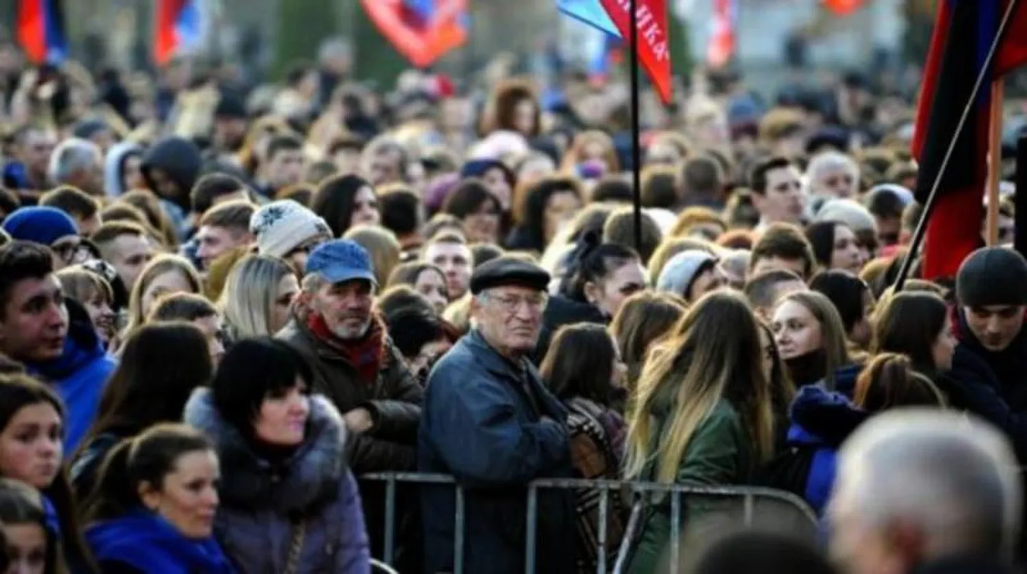 بولنديون خلال إحيائهم ذكرى الحرب العام الماضي في العاصمة وارسو (أ.ب)