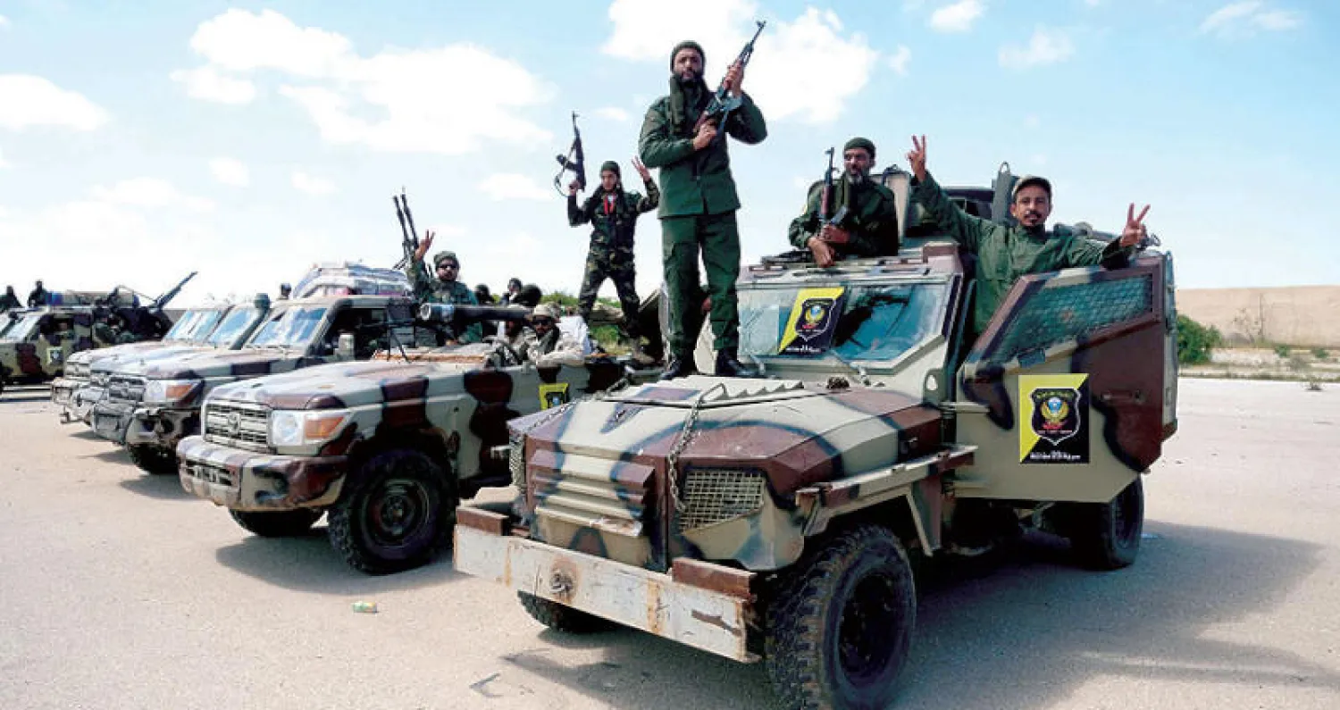 عناصر من الجيش الوطني الليبي تستعد للانطلاق في اتجاه طرابلس أمس (رويترز)