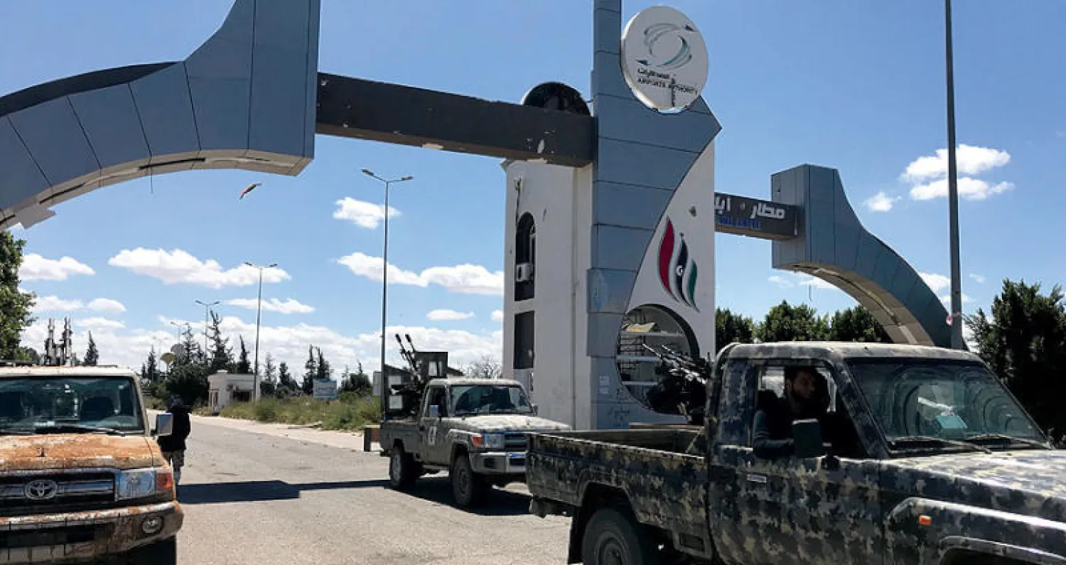 قوات موالية لحكومة الوفاق الوطني عند مدخل مطار طرابلس الدولي الواقع على بعد 30 كلم جنوب العاصمة الليبية أمس (أ.ف.ب)