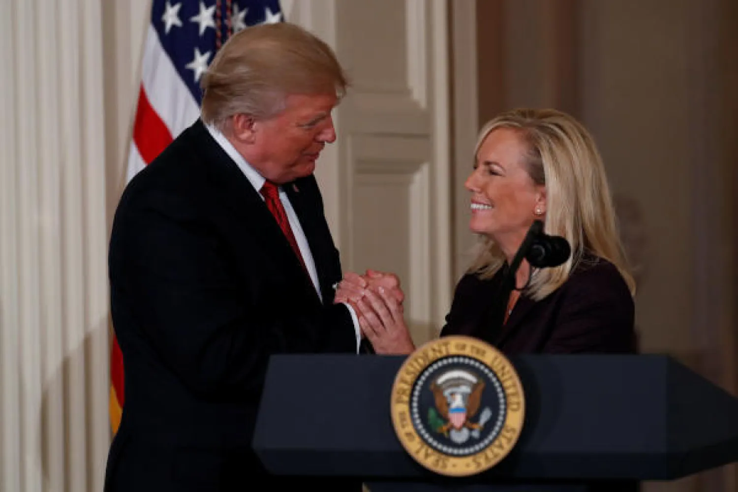 الرئيس الأميركي دونالد ترمب ووزيرة الأمن الداخلي كيرستن نيلسن (رويترز)