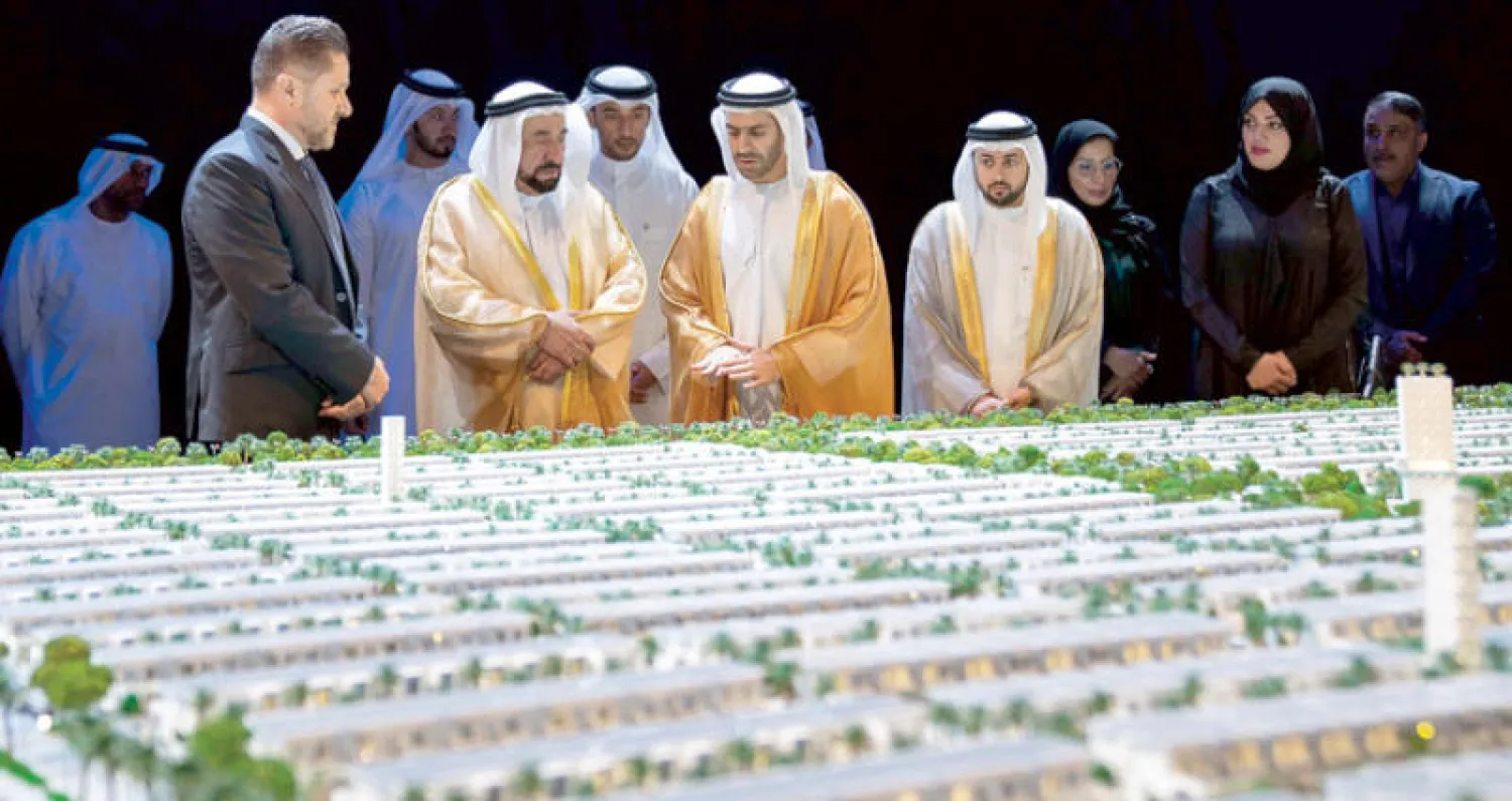 الشيخ الدكتور سلطان بن محمد القاسمي عضو المجلس الأعلى حاكم الشارقة  يطلع على مجسم للمدينة المستدامة (وام)