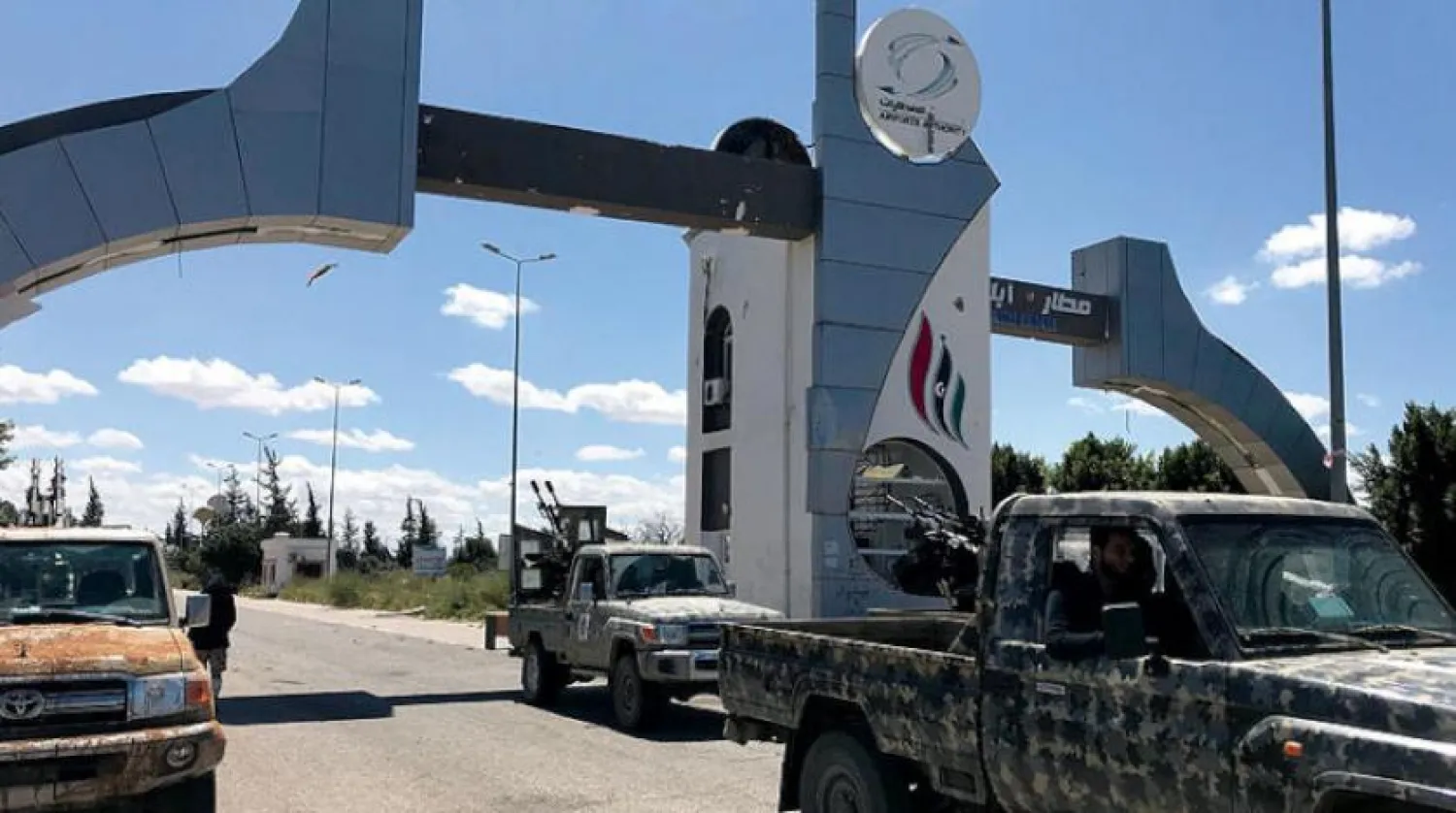 Ulusal hükümete bağlı güçler Libya'nın başkentinin 30 kilometre güneyindeki Uluslararası Trablus Havalimanı girişinde. (AFP)