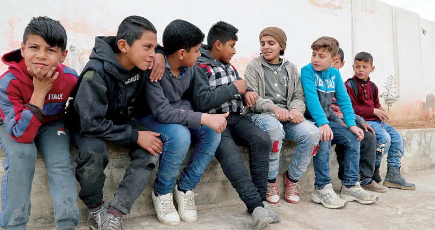 أطفال في استراحة مدرسية في الرقة شمال شرقي سوريا أمس (إ.ب.أ)