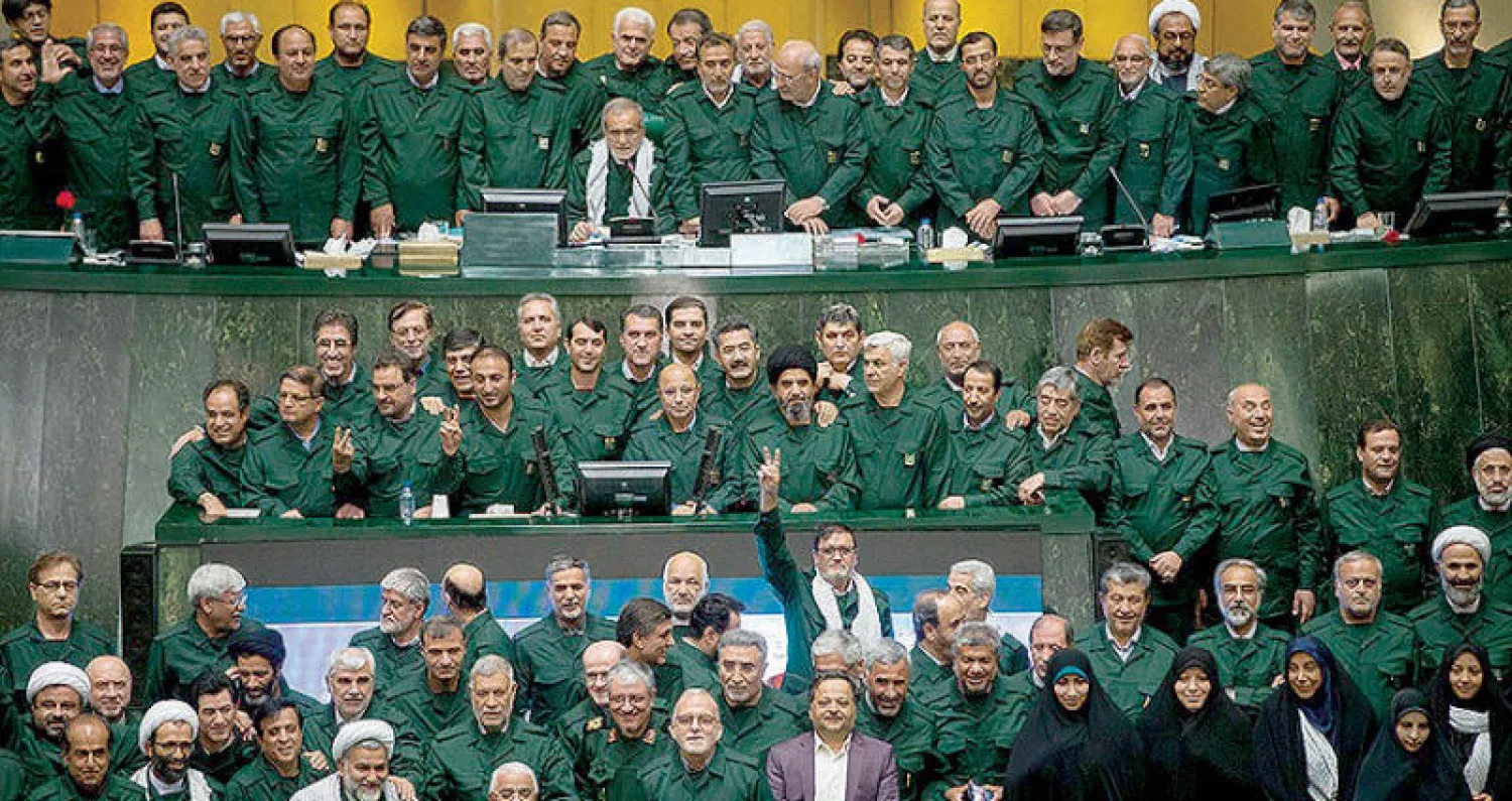 نواب البرلمان الإيراني يلتقطون صورة تذكارية بالزي الرسمي لـ«الحرس الثوري» غداة تصنيفه إرهابياً (فارس)