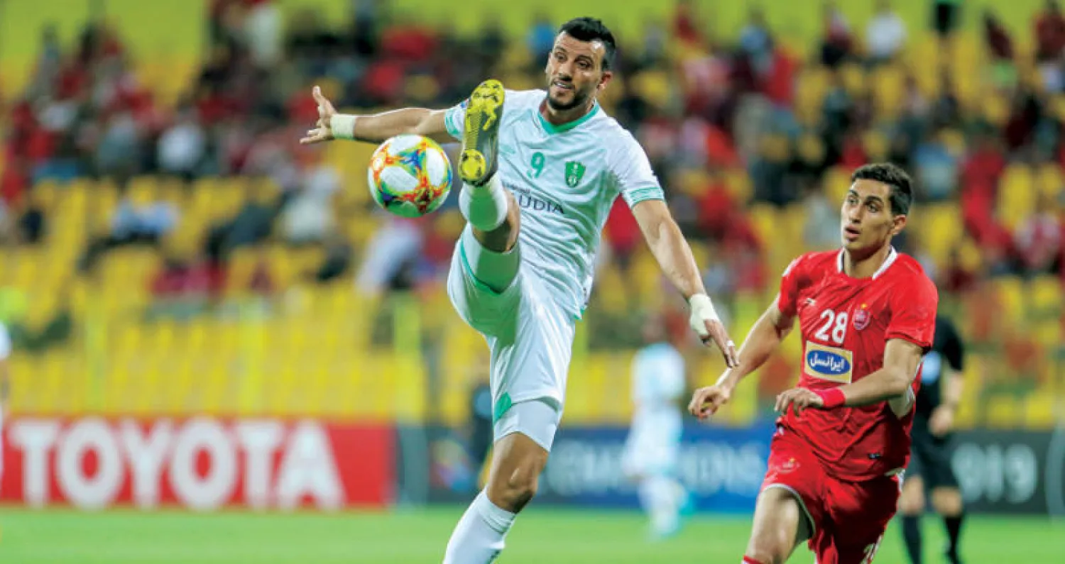 السومة لاعب الأهلي في هجمة أهلاوية ضد المرمى الإيراني (تصوير: محمد المانع)