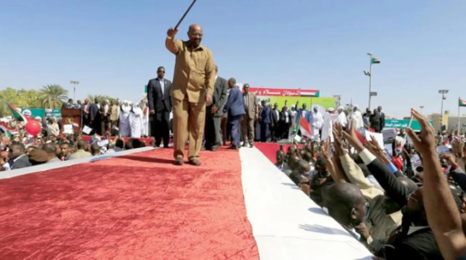 البشير يتحدث إلى أنصاره في «الساحة الخضراء» بالخرطوم خلال يناير الماضي (أرشيفية - رويترز)