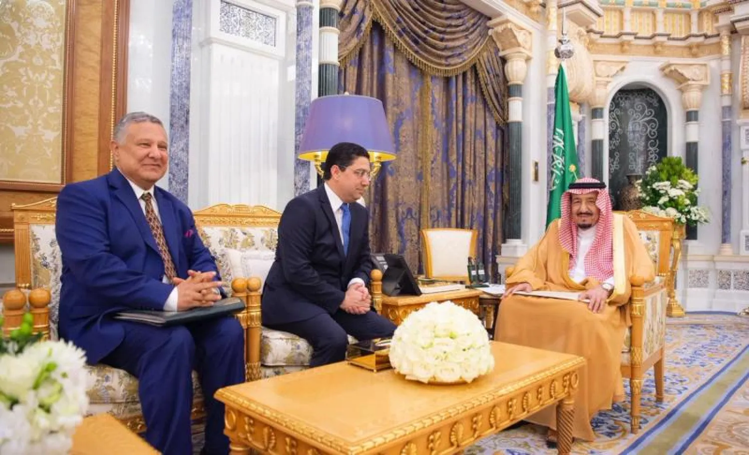 خادم الحرمين يتسلم رسالة الرئيس الإرتيري من وزير الخارجية عثمان صالح (واس)
خادم الحرمين خلال تسلمه رسالة ملك المغرب (واس)