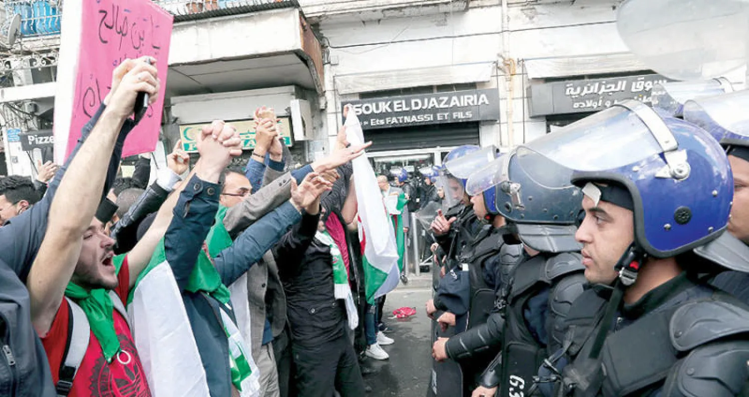 قوات الأمن تحاول وقف تقدم متظاهرين وسط العاصمة الجزائرية أمس (إ.ب.أ)