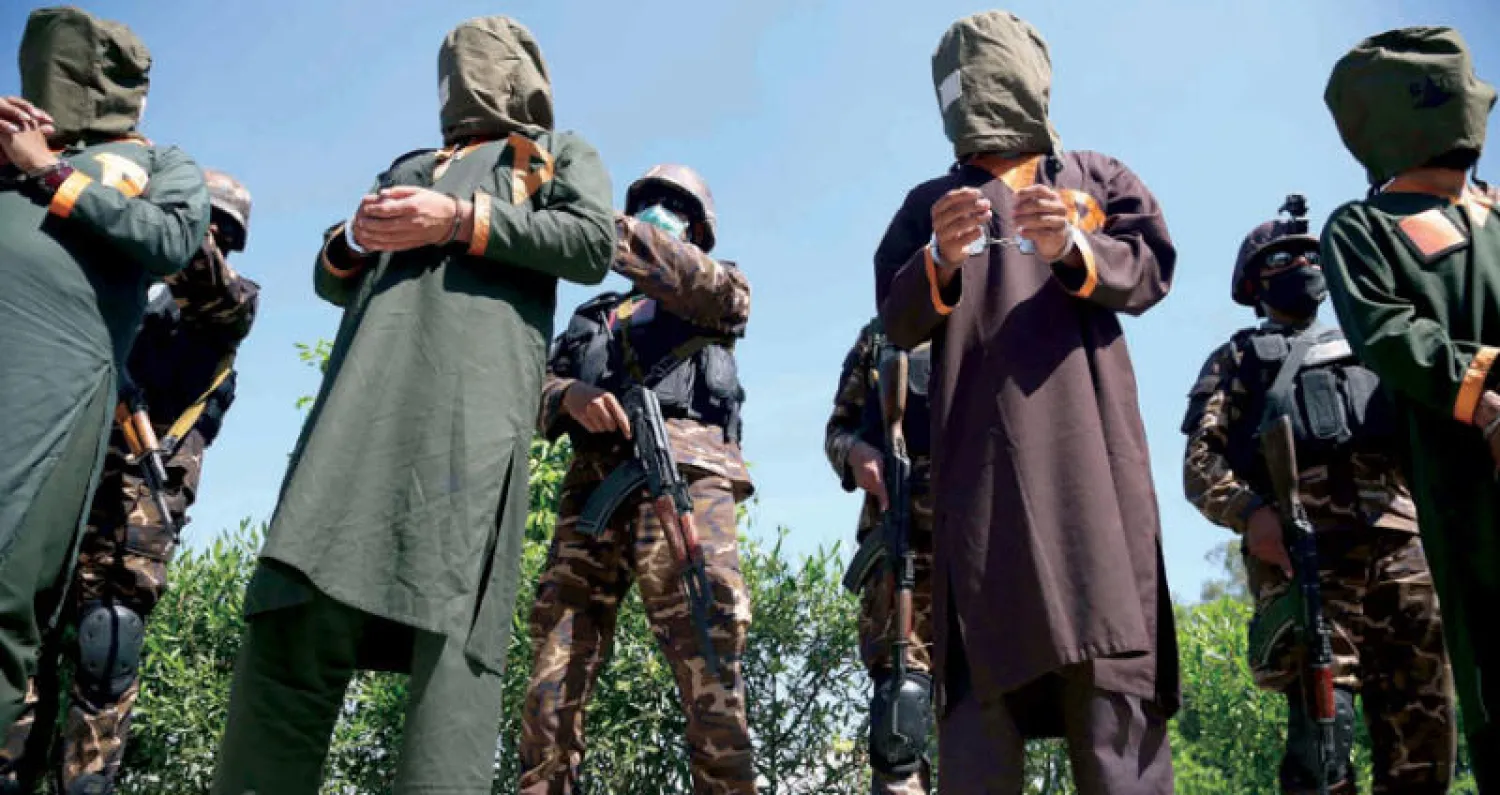 جنود أفغان يعرضون مجموعة من المتشددين المشتبه بهم والمتهمين بالتخطيط لهجمات ضد القوات الحكومية في جلال أباد بشرق أفغانستان أمس... وثلاثة من المعتقلين ينتمون إلى «طالبان» وخمسة إلى فرع «داعش» المحلي (إ.ب.أ)