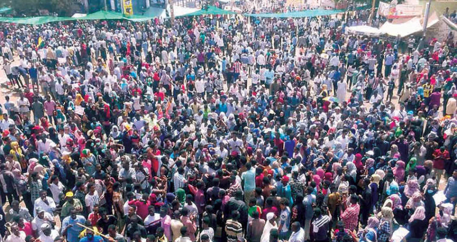 حشود هائلة من المتظاهرين أمام مقر قيادة الجيش في الخرطوم أمس (أ.ف.ب)