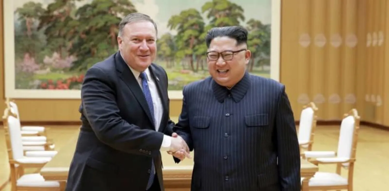 الزعيم الكوري الشمالي كيم جونغ أون (يسار) ووزير الخارجية الأميركي مايك بومبيو في بيونغ يانغ - أرشيف (أ.ب)