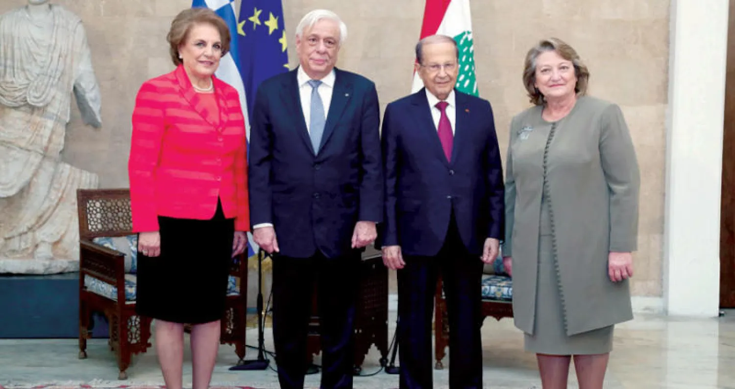 الرئيسان اللبناني واليوناني وزوجتاهما في قصر بعبدا أمس (أ.ف.ب)