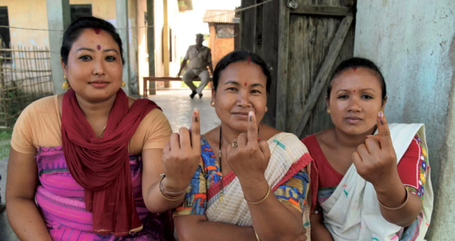 ناخبات هنديات يعرضن أصابعهن بعد الإدلاء بأصواتهن في ولاية آسام في شمال شرقي الهند (أ.ف.ب)