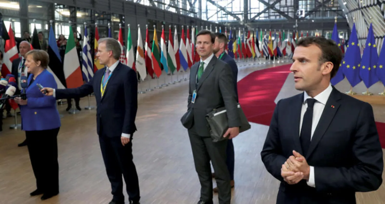 ماكرون وميركل يردّان على أسئلة الصحافيين قبل «قمة بريكست» في بروكسل أول من أمس (رويترز)