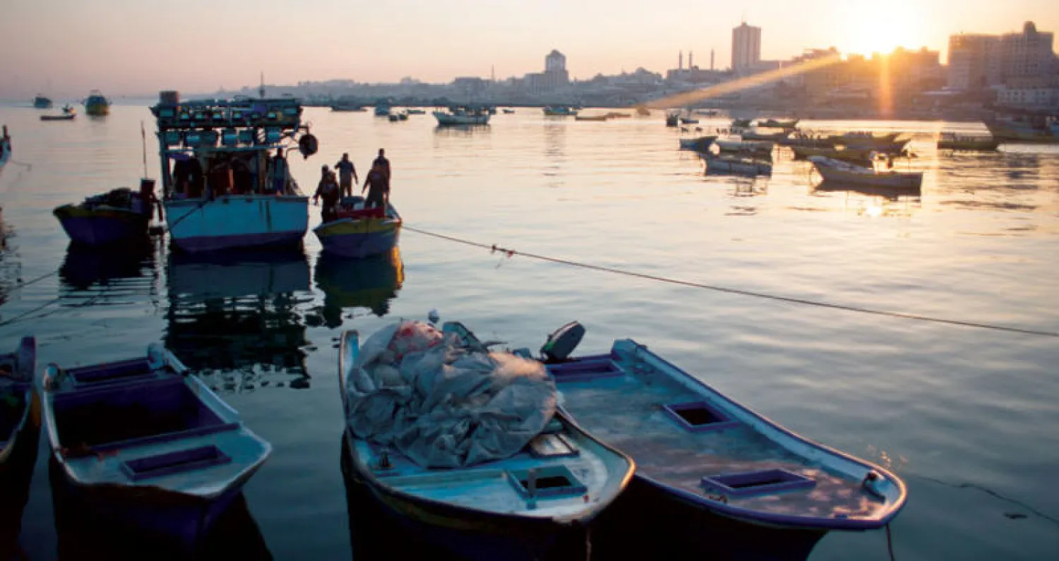 زوارق بحرية إسرائيلية تهاجم مراكب صيادين فلسطينيين
