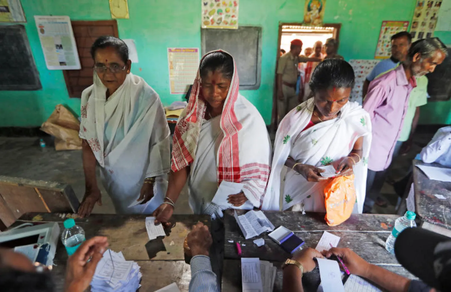 أحد مراكز الاقتراع في ولاية آسام (رويترز)