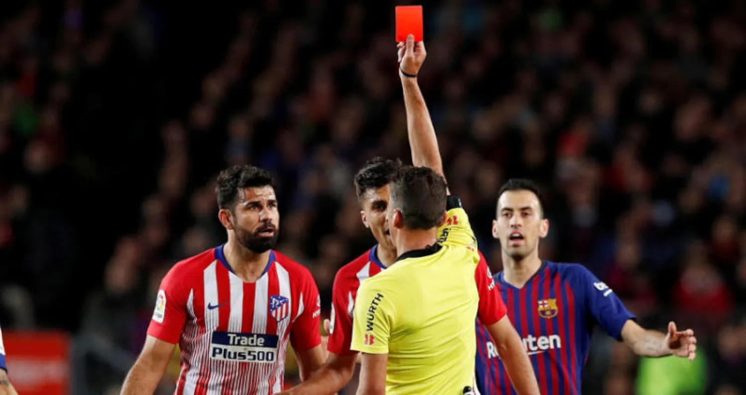 كوستا لحظة طرده من جانب الحكم جيل مانزانو (رويترز)