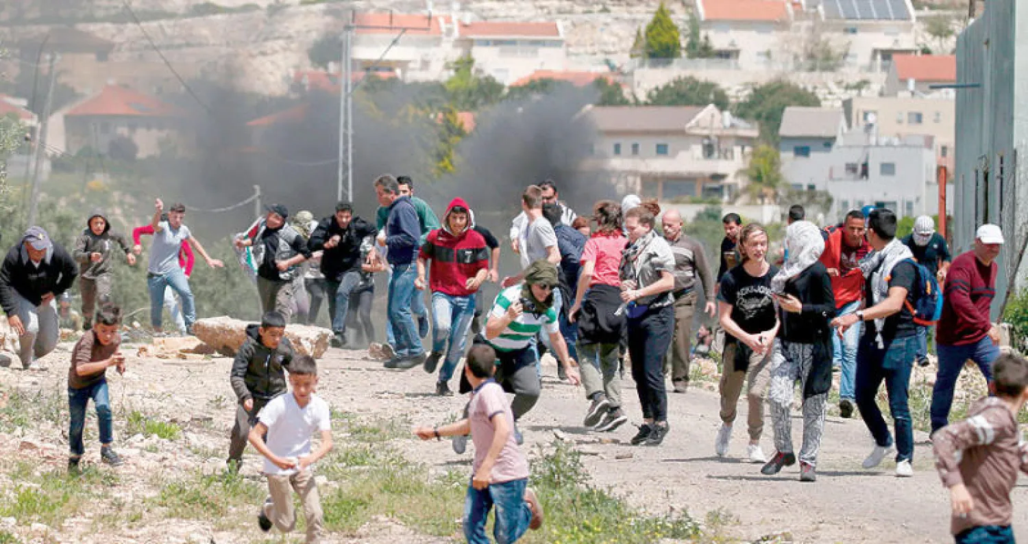 متظاهرون فلسطينيون خلال المواجهات في كفر قدوم (أ.ف.ب)