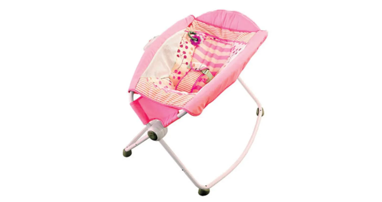 صورة وزعتها مفوضية حماية المستهلك لأسرة فيشر برايس من طراز روك آند بلاي (أ.ب)