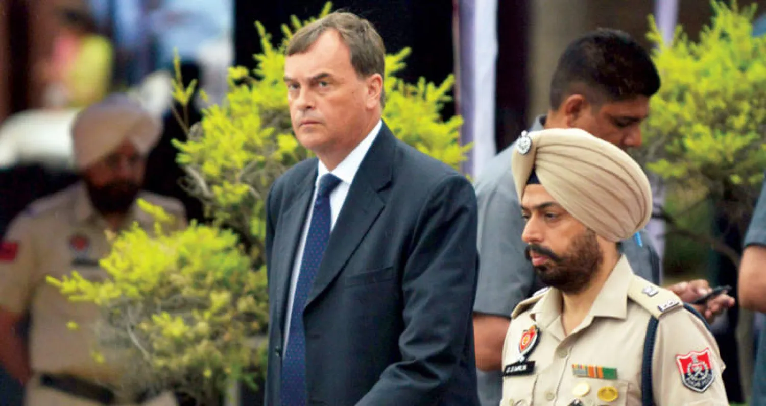 المفوض السامي البريطاني لدى الهند دومينيك أسكويث (يمين) شارك أمس السبت في إحياء الذكرى المئوية للمجزرة (أ.ف.ب)