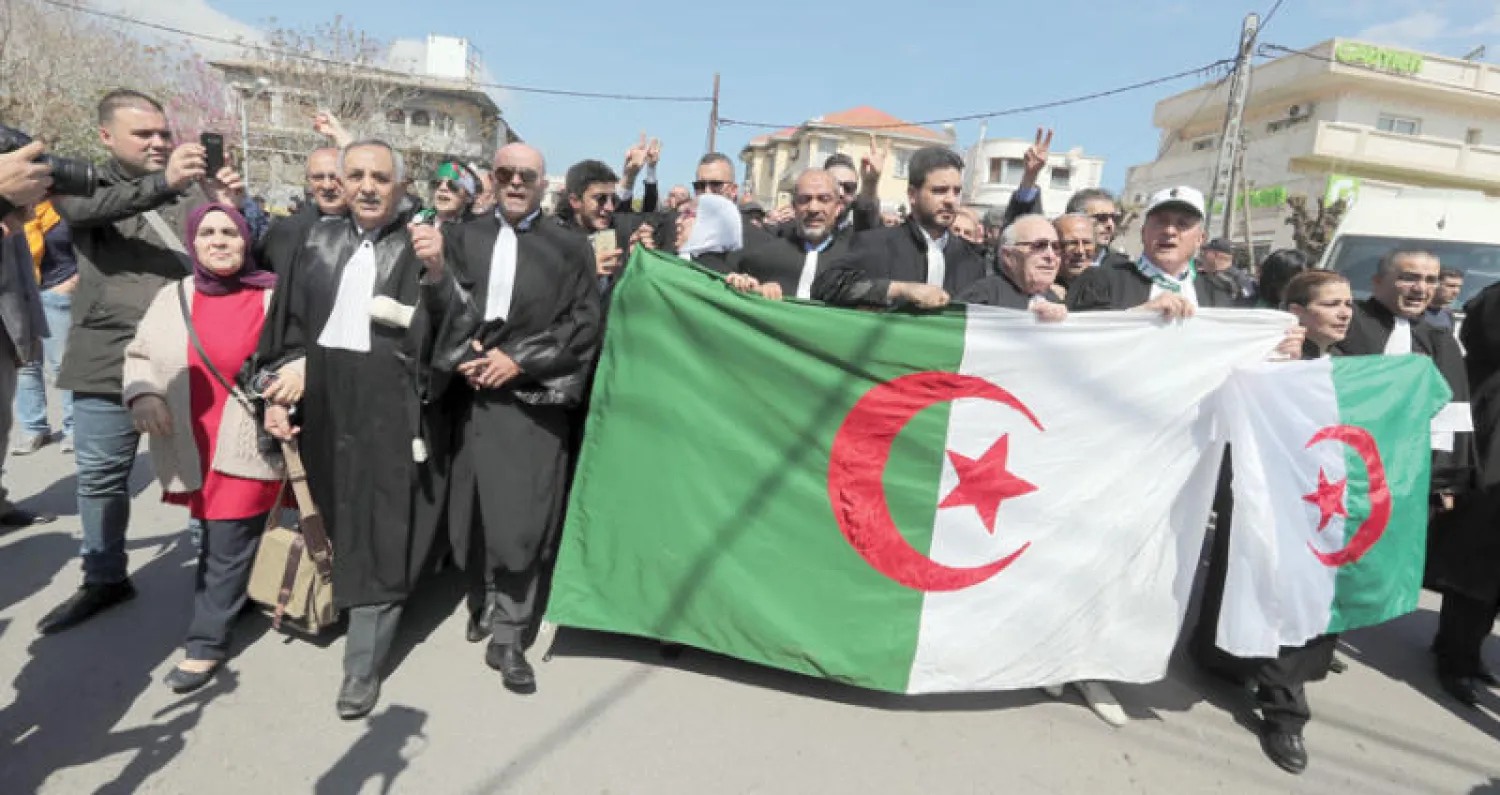 جانب من احتجاجات المحامين ورجال القضاء أمام مقر وزارة العدل بالجزائر العاصمة أمس (إ.ب.أ)