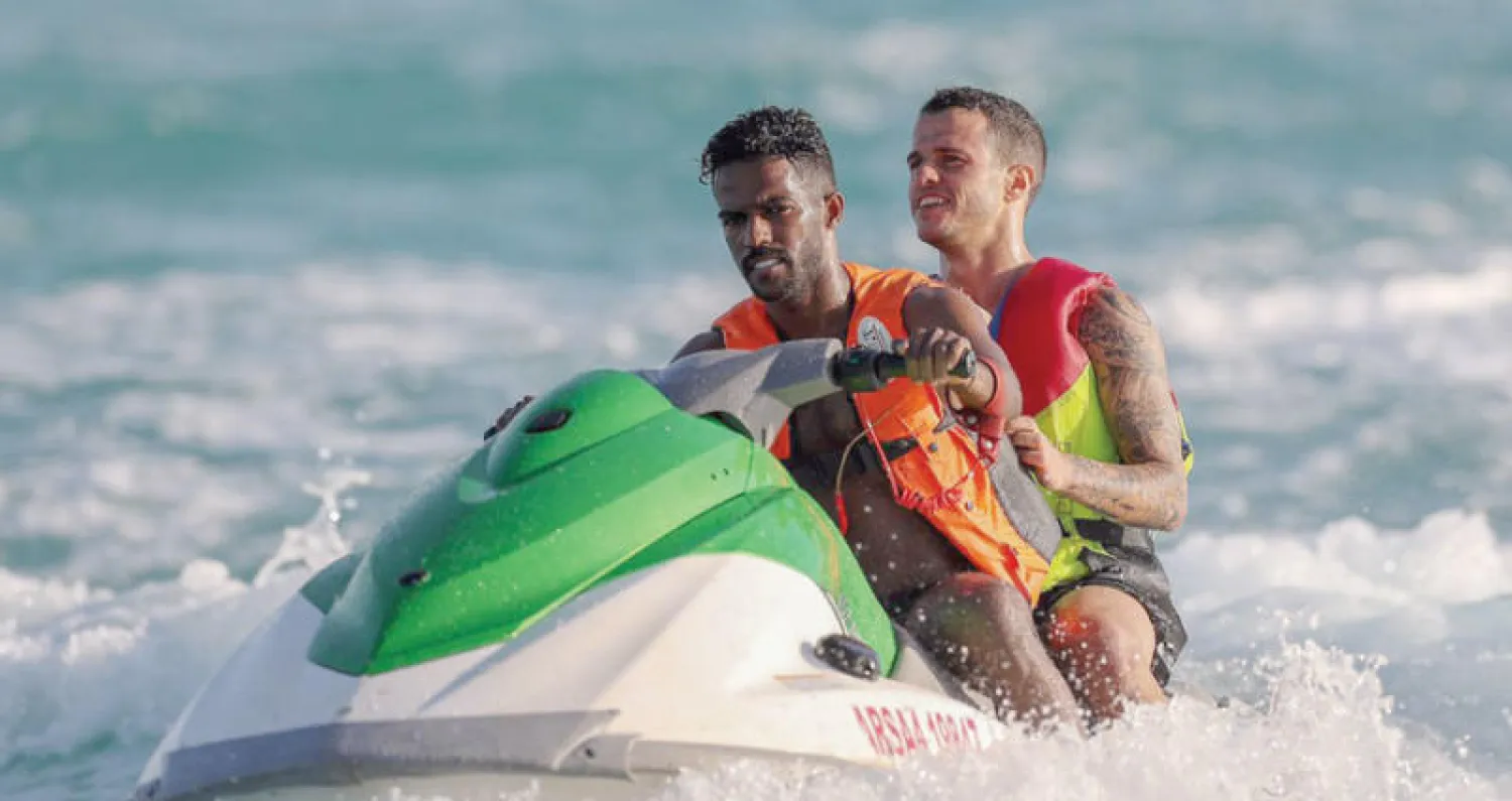 العابد وجيوفينكو لاعبا الهلال على متن دباب بحري خلال الرحلة الترفيهية (الشرق الأوسط)