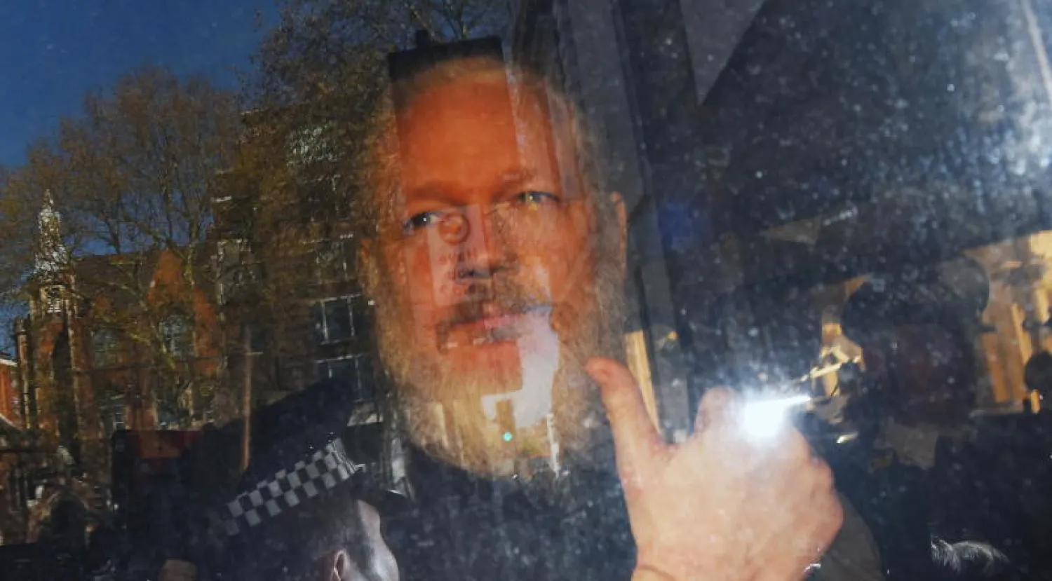 جوليان أسانج بعد توقيفه بسفارة الإكوادور في لندن (إ.ب.أ)