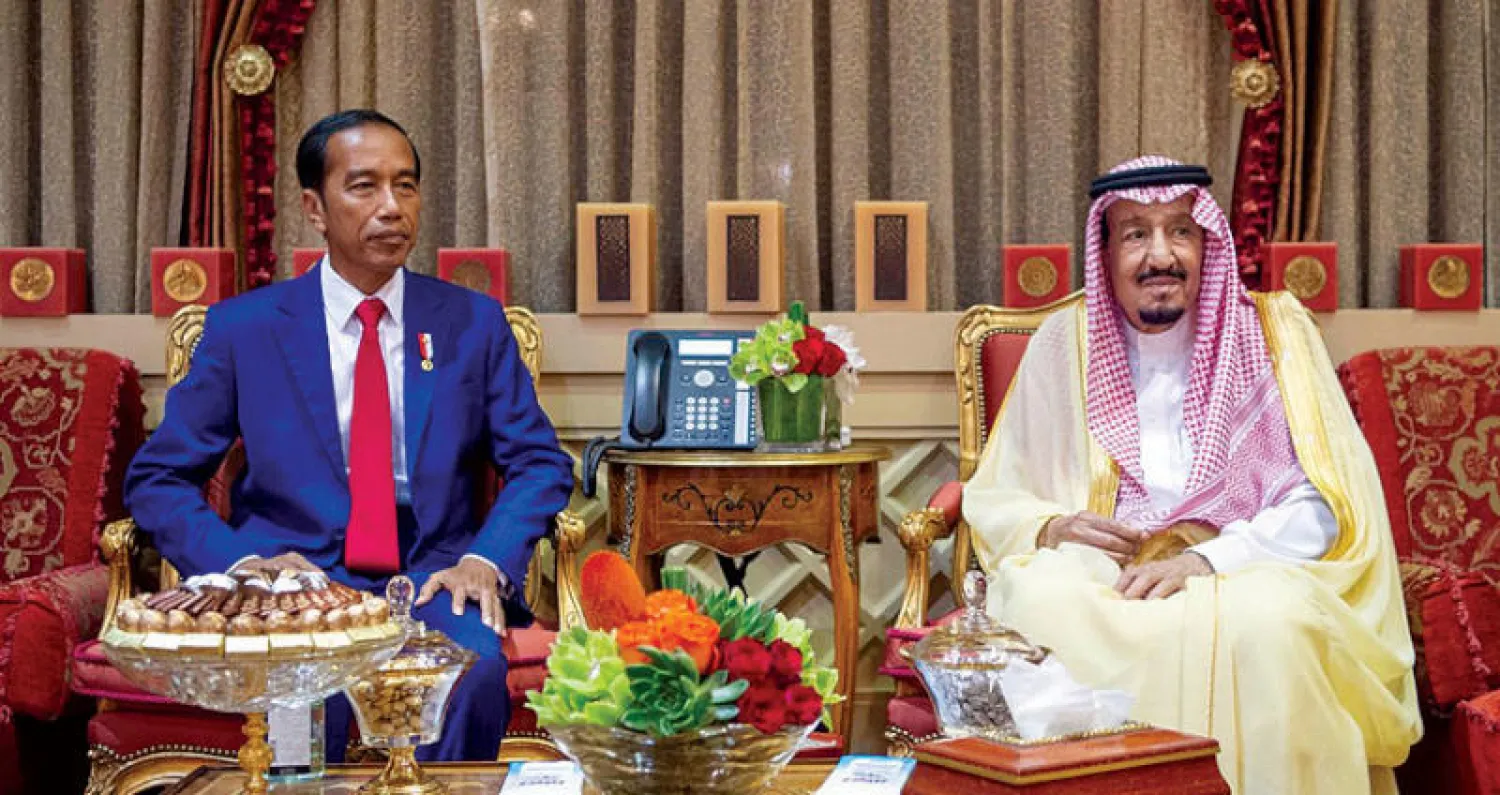 الملك سلمان بن عبد العزيز مستقبلاً الرئيس الإندونيسي الزائر جوكو ويدودو (واس)