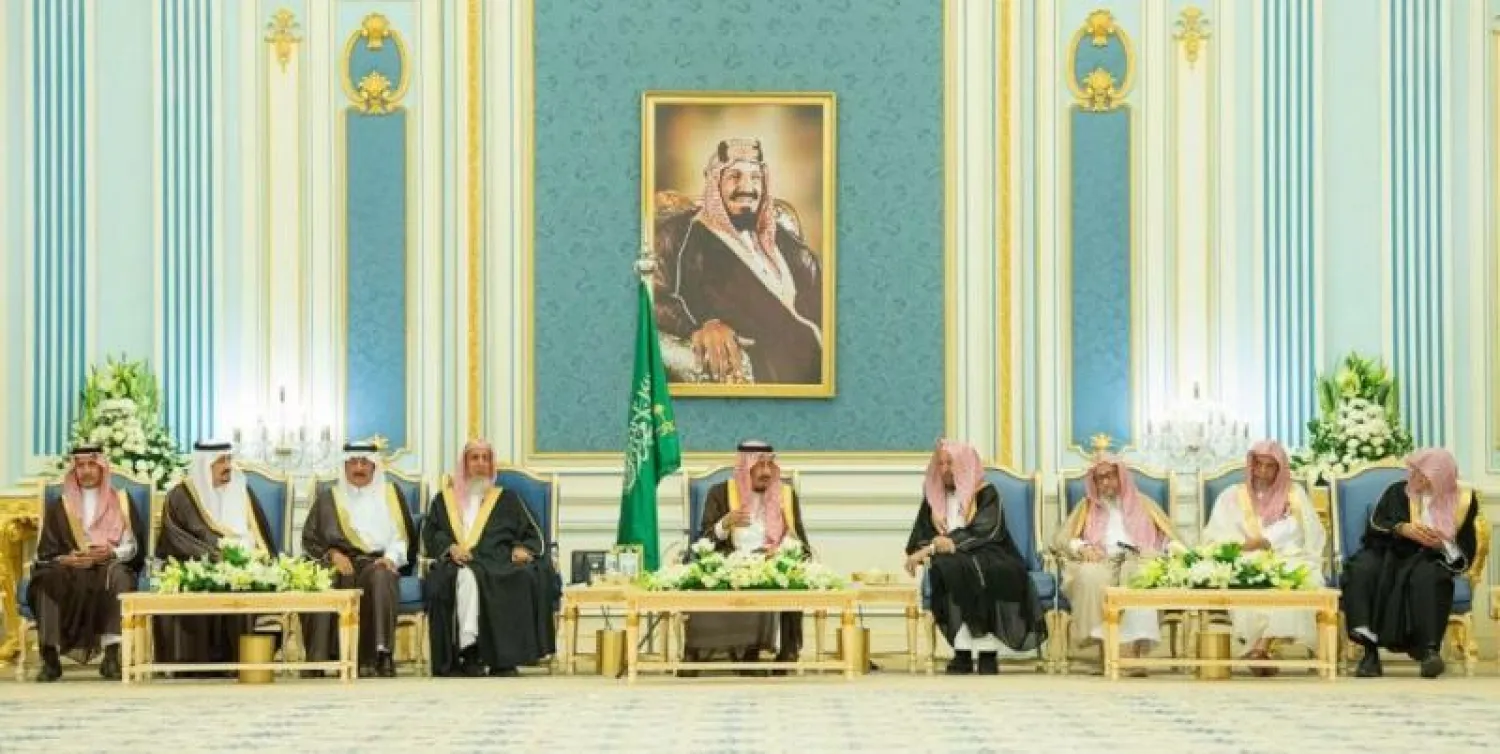 خادم الحرمين خلال استقباله الأمراء والعلماء والمواطنين (واس)