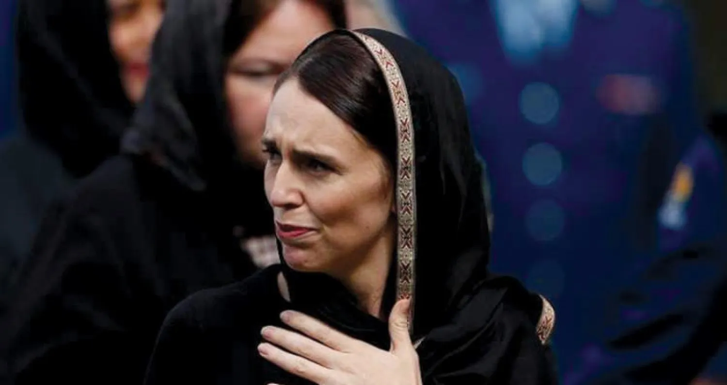 رئيسة وزراء نيوزيلندا جاسيندا أرديرن تواسي عوائل ضحايا مسجدي مدينة كرايستشيرش الشهر الماضي (رويترز)