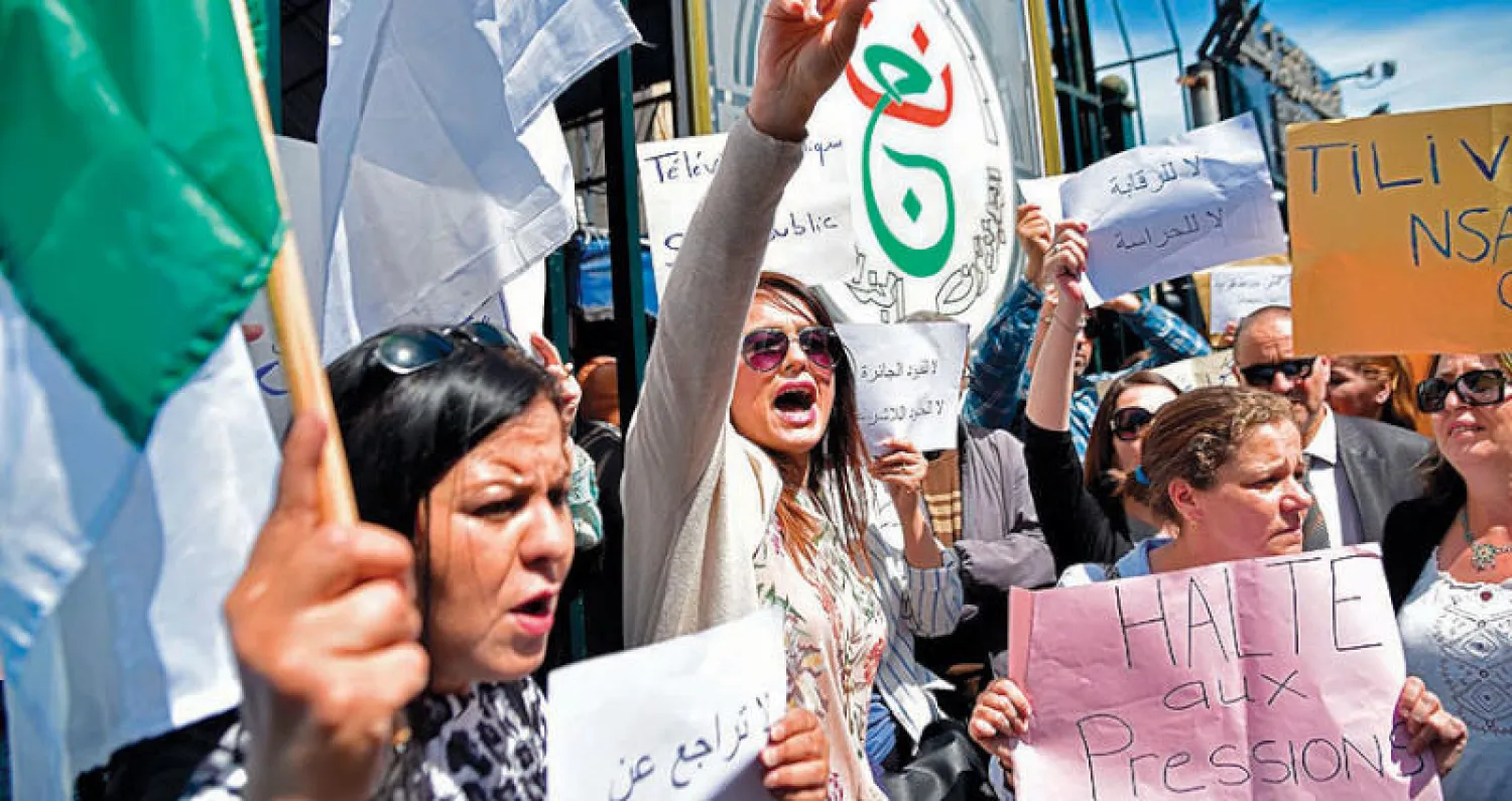 عاملون بالتلفزيون الجزائري يتظاهرون ضد الرقابة المفروضة على الإعلام في العاصمة الجزائرية أمس (أ.ف.ب)